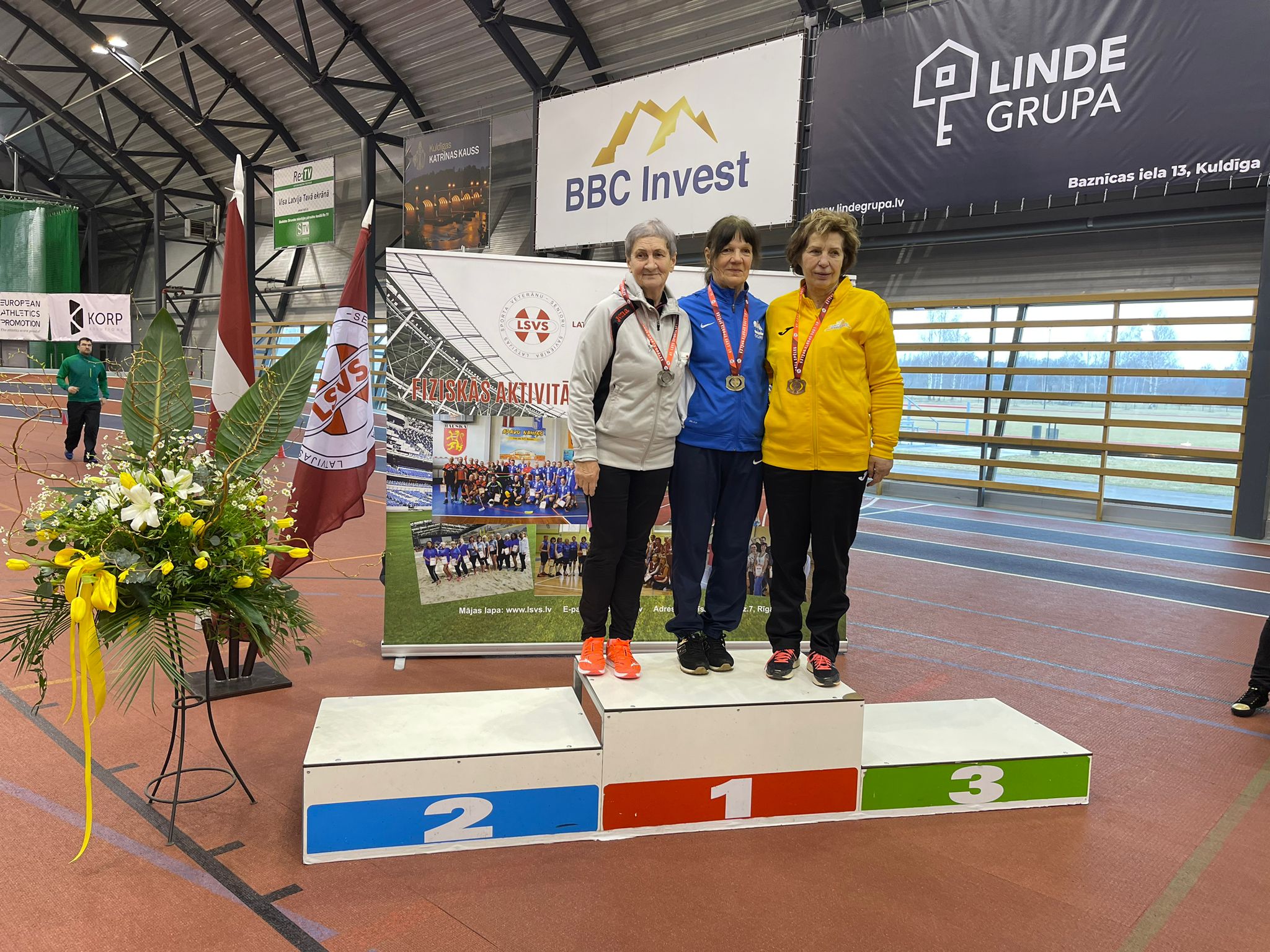 Rita centrā uz pjedestāla